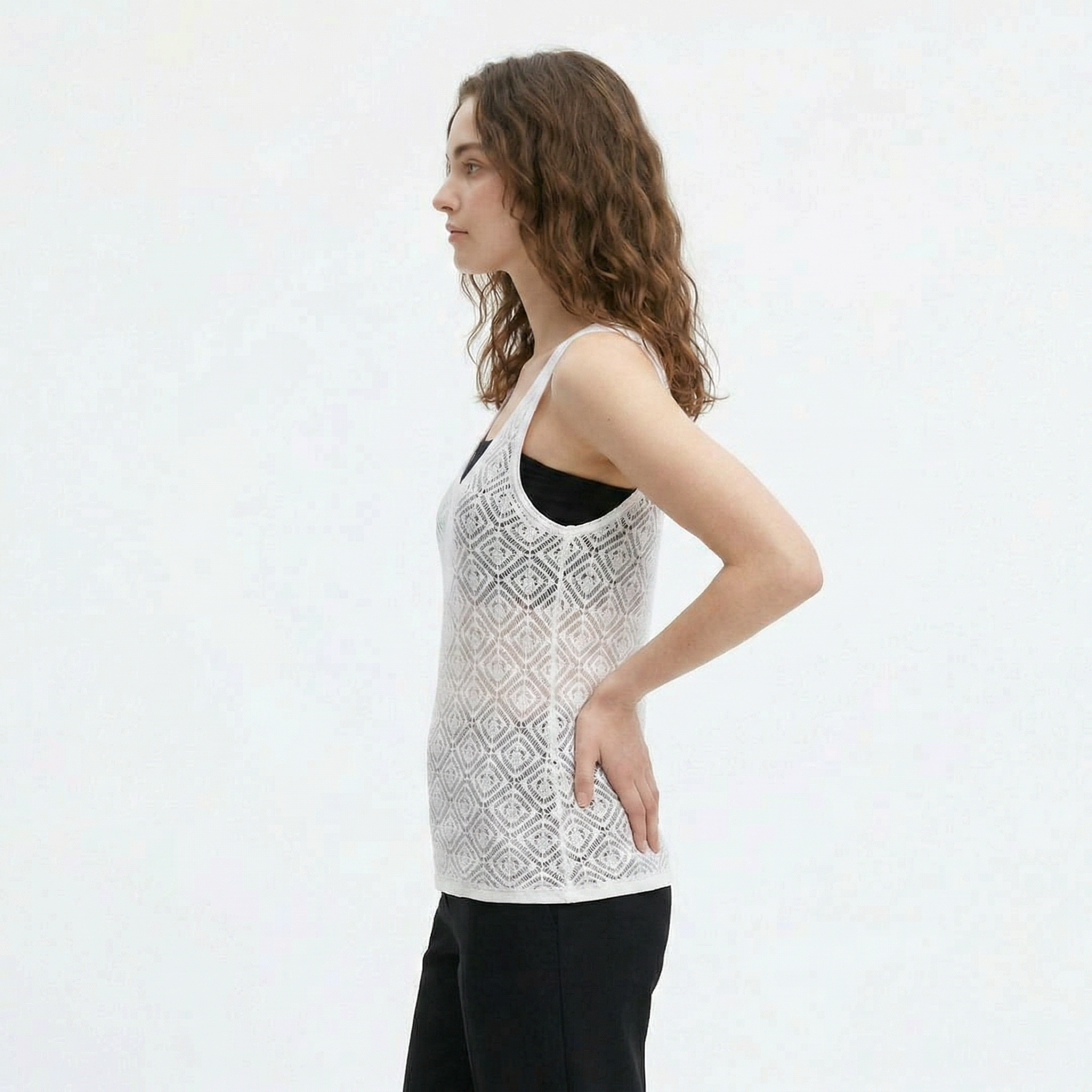 Valenomode - Women’s Sleeveless Scoop Laced Neck Top